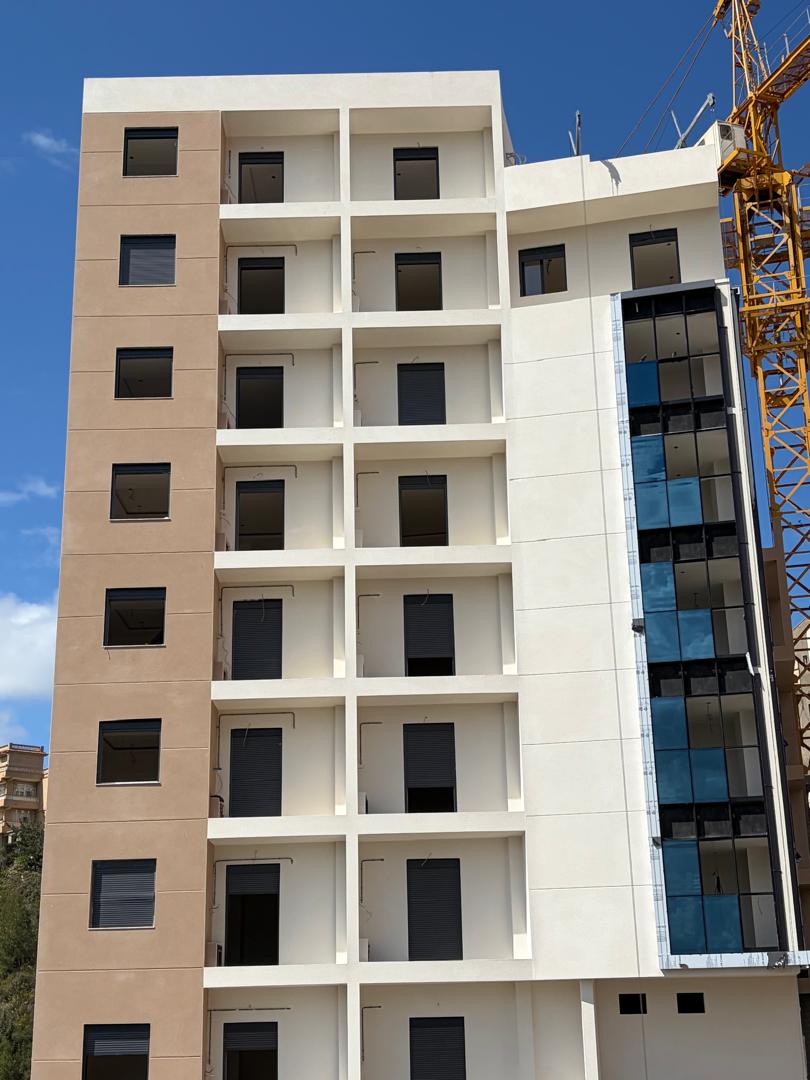 Façade principale — menuiseries aluminium posées