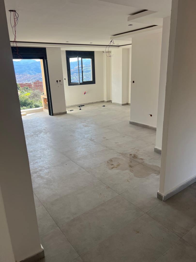 Séjour spacieux — carrelage grand format & vue montagne