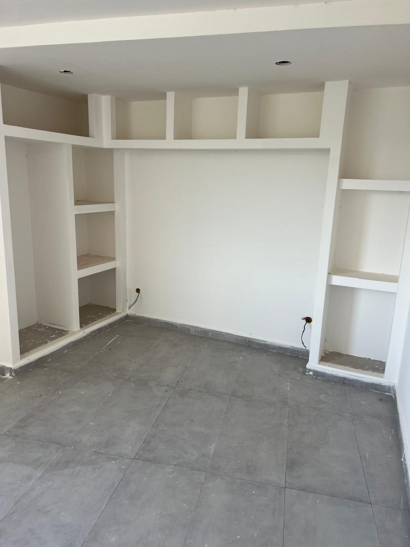 Chambre — bibliothèque intégrée en plâtre