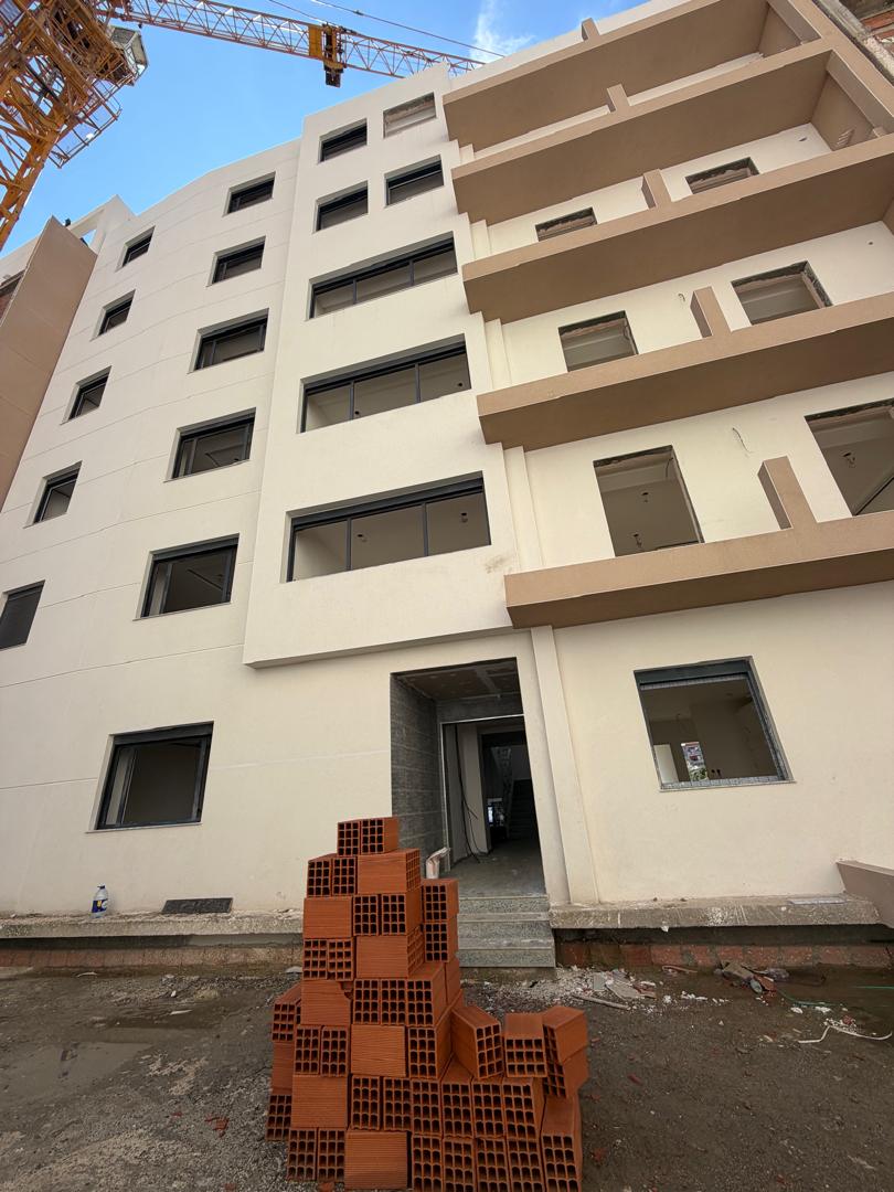 Entrée principale — en cours de finition