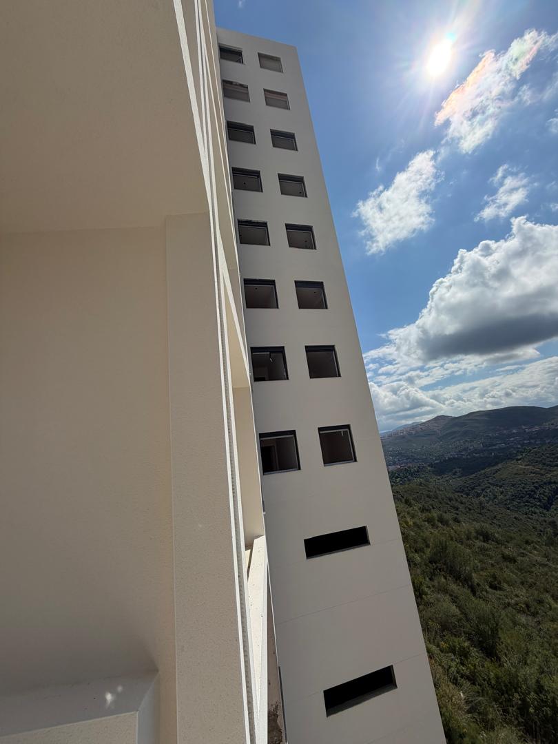 Vue latérale — panorama sur la montagne