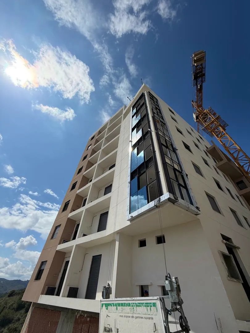 Résidence Oussama — Vue façade avec tour vitrée